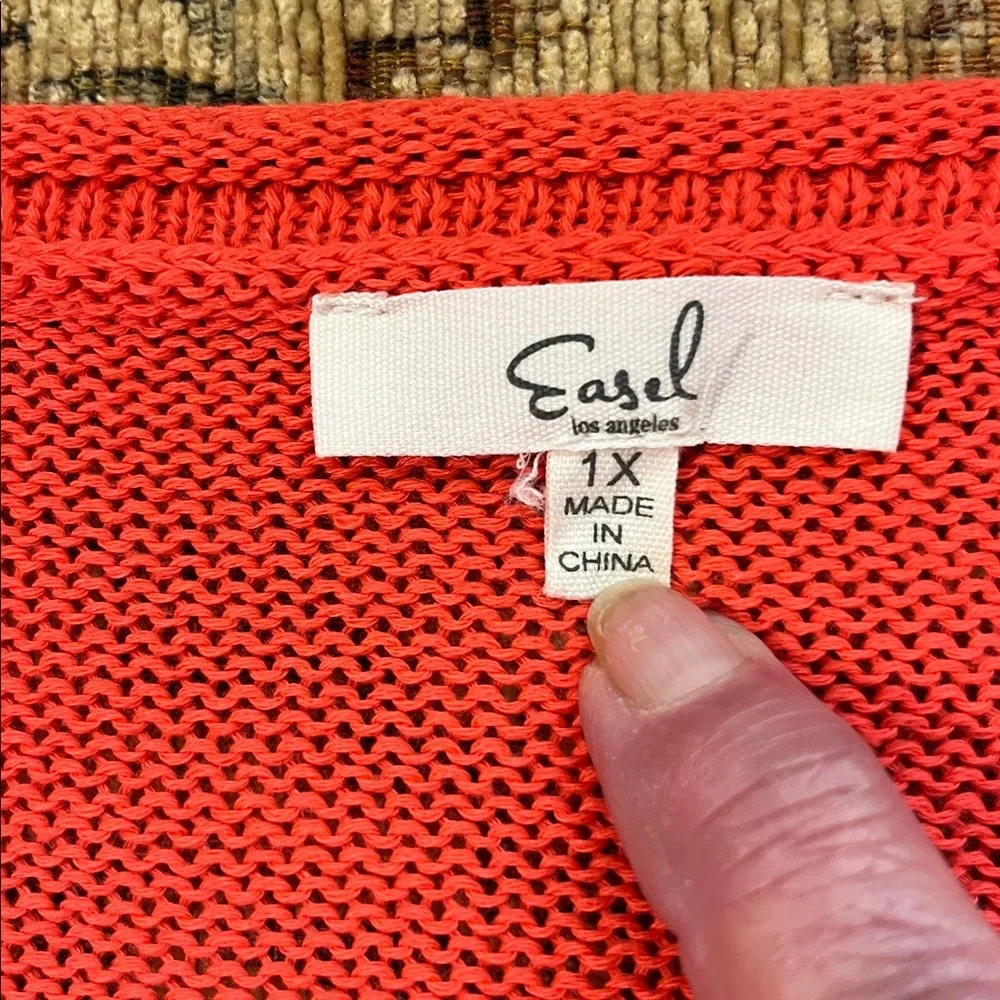 Easel woman’s sweater size 1X. Shredded